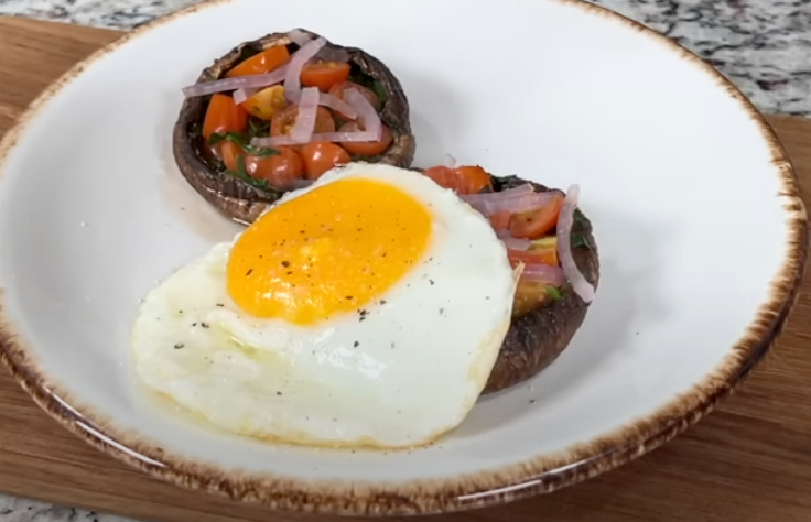 Champiñones grandes rellenos de verduras y huevos a la plancha