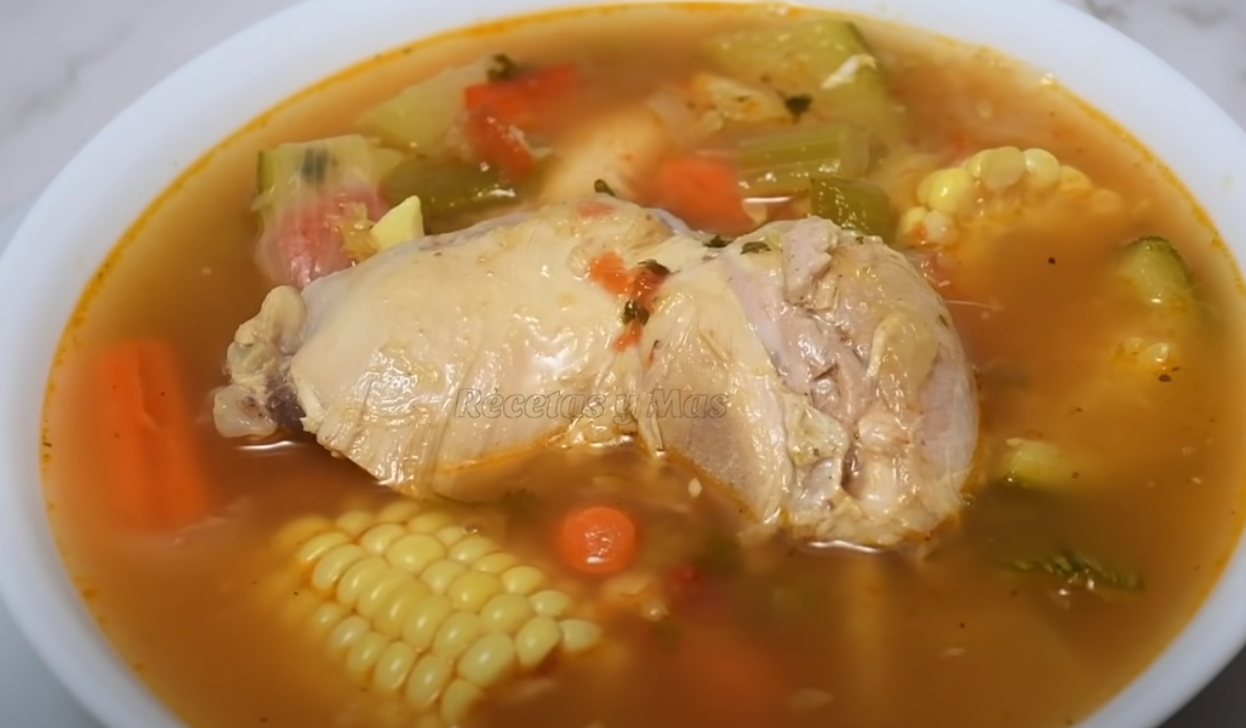 Caldo de Pollo con Verduras