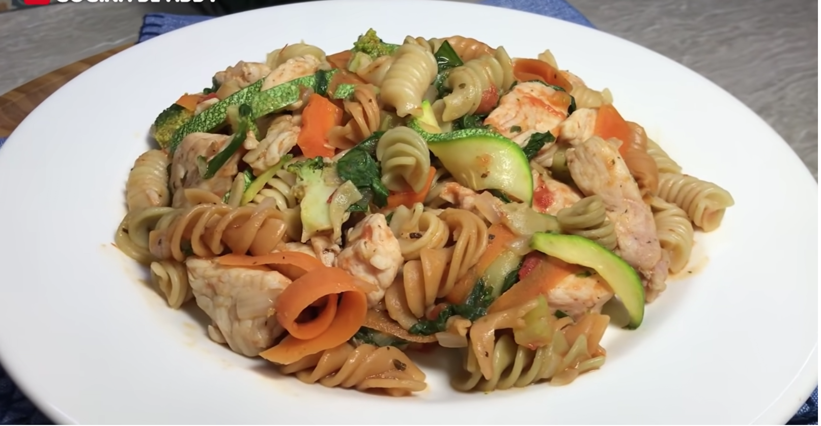 pasta hélices con pollo y verduras