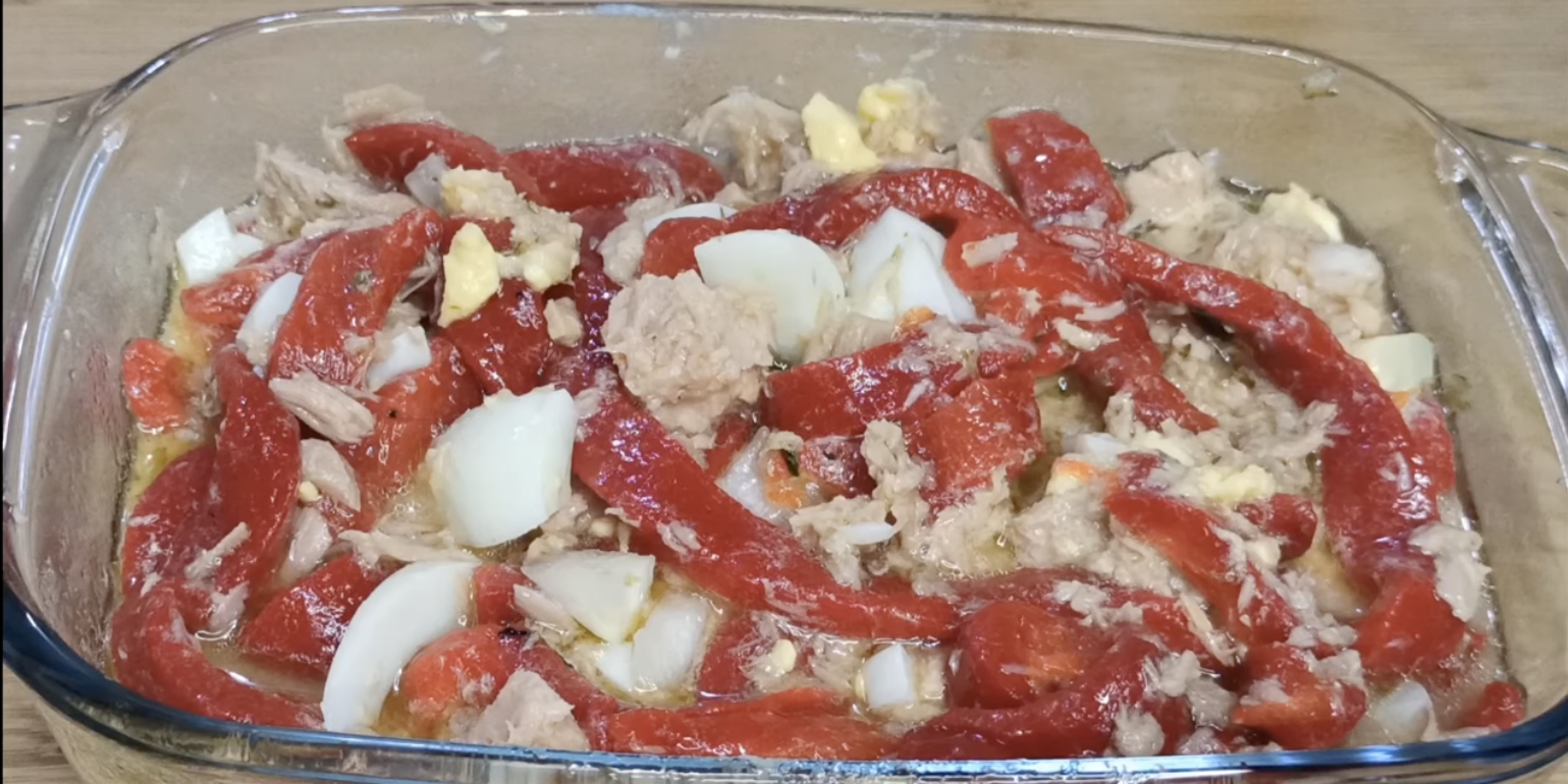 ENSALADA DE PIMIENTOS ASADOS, ATÚN Y HUEVO