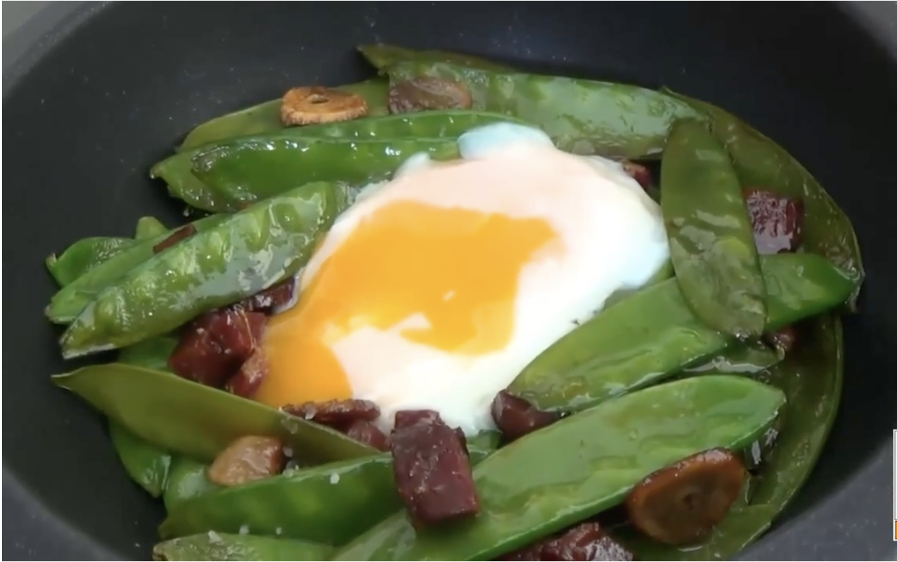 Tirabeques con jamon y huevo a baja temperatura