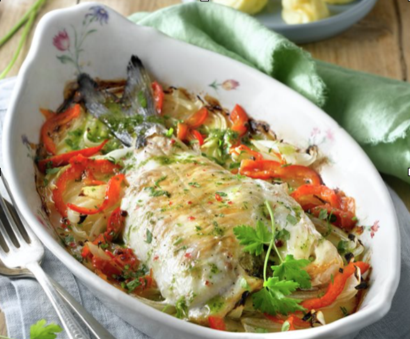 dorada entera al horno con verduras y patatas