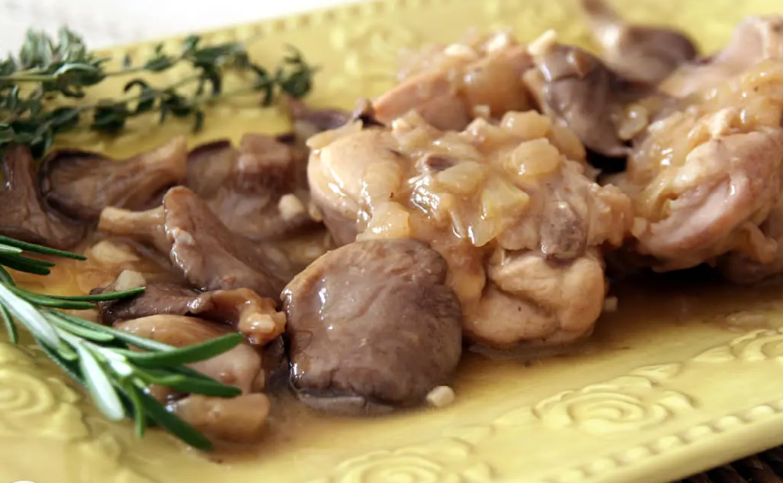 conejo encebollado con setas