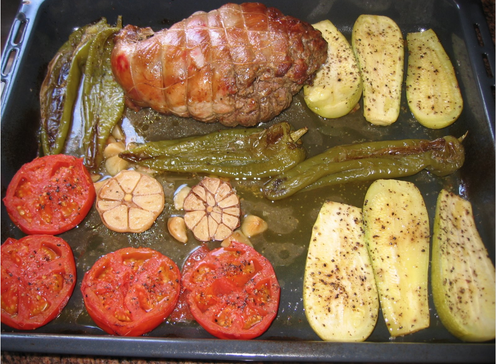 Pierna de cordero deshuesada al horno con verdura