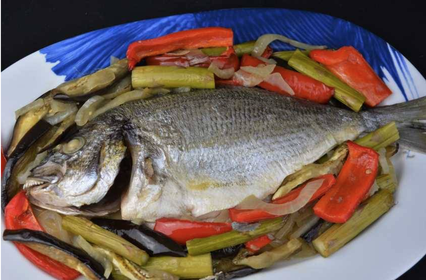 dorada al horno con berenjena y pimientos