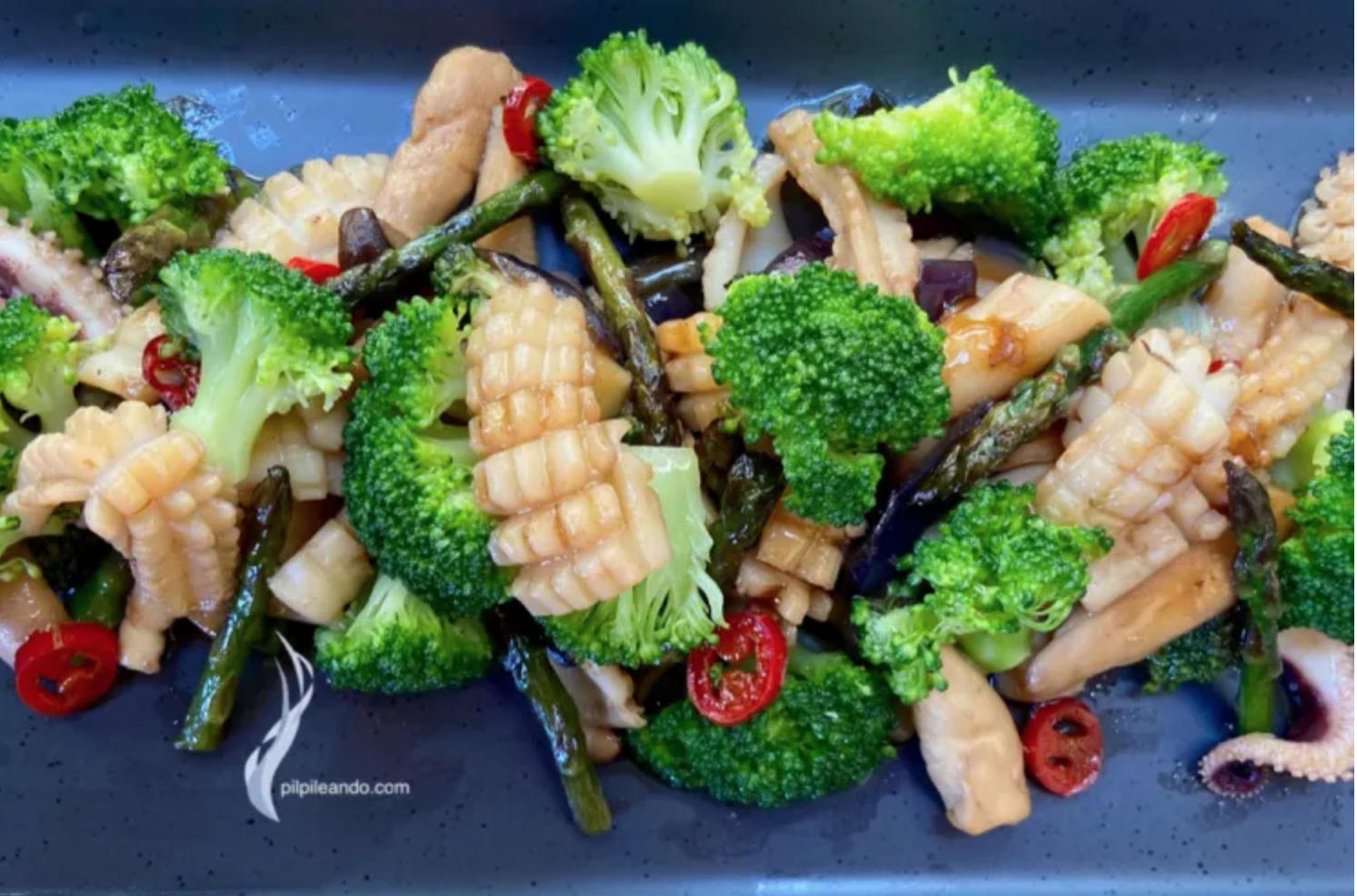 Salteado de verduras con calamar.