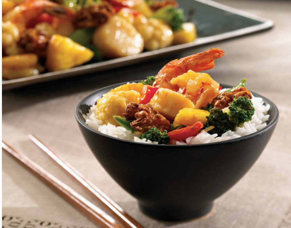 Marisco salteado al estilo  chino con arroz.