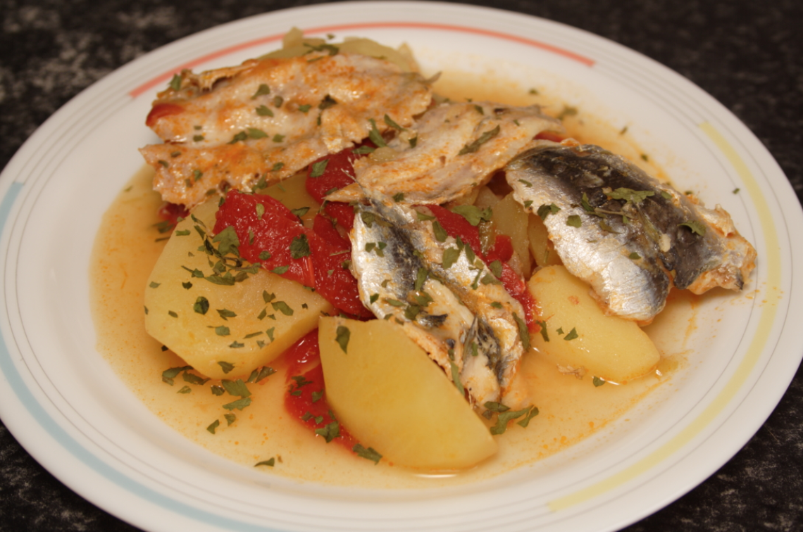 Guiso de sardinas con papas y pimientos.