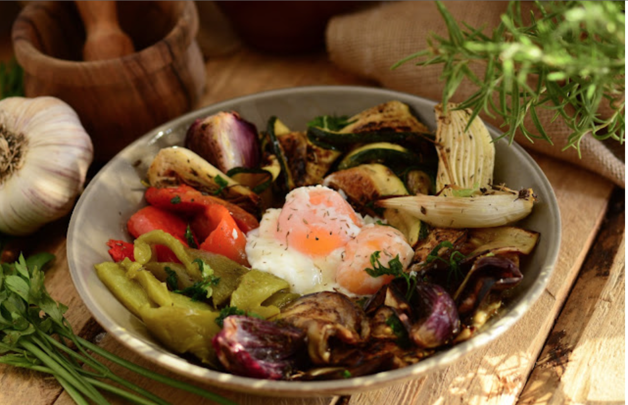 verduras al horno con huevos poche