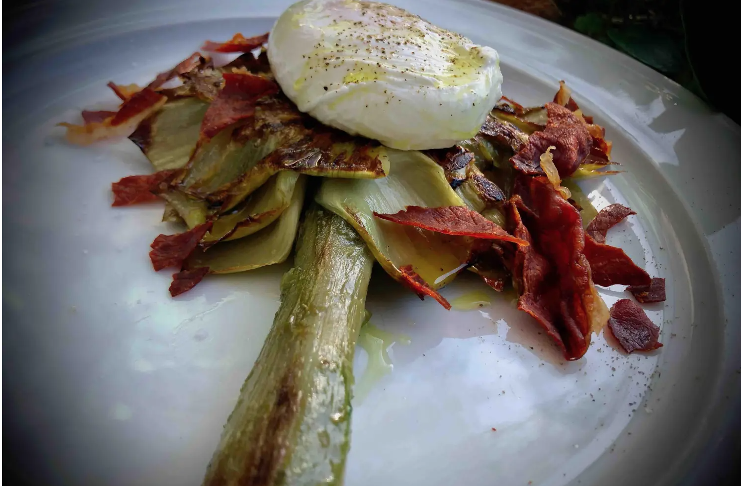 Flor de alcachofa con huevo poche