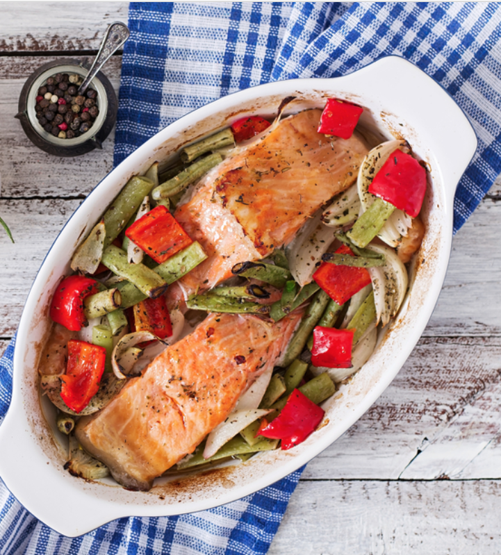 Salmon al horno con col y pimientos.
