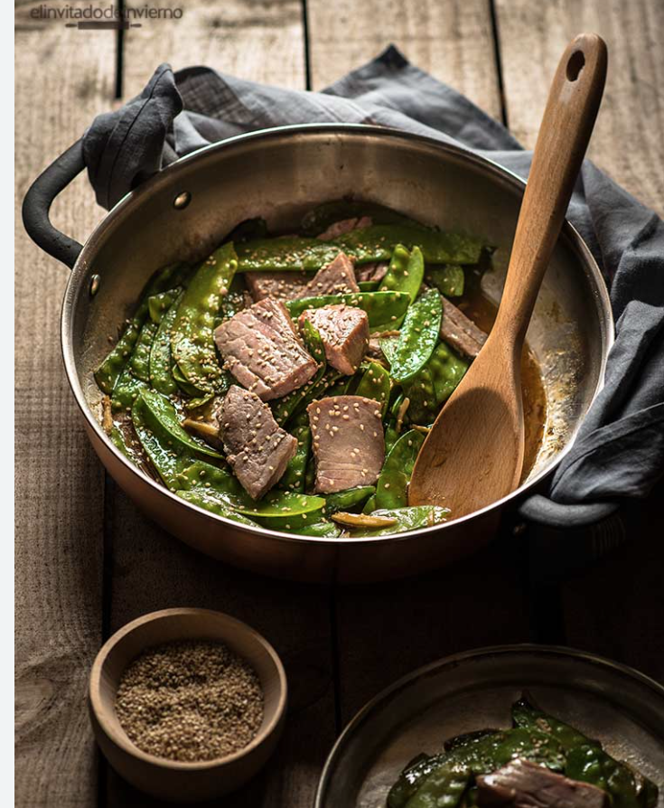 Tirabeques salteados con atún