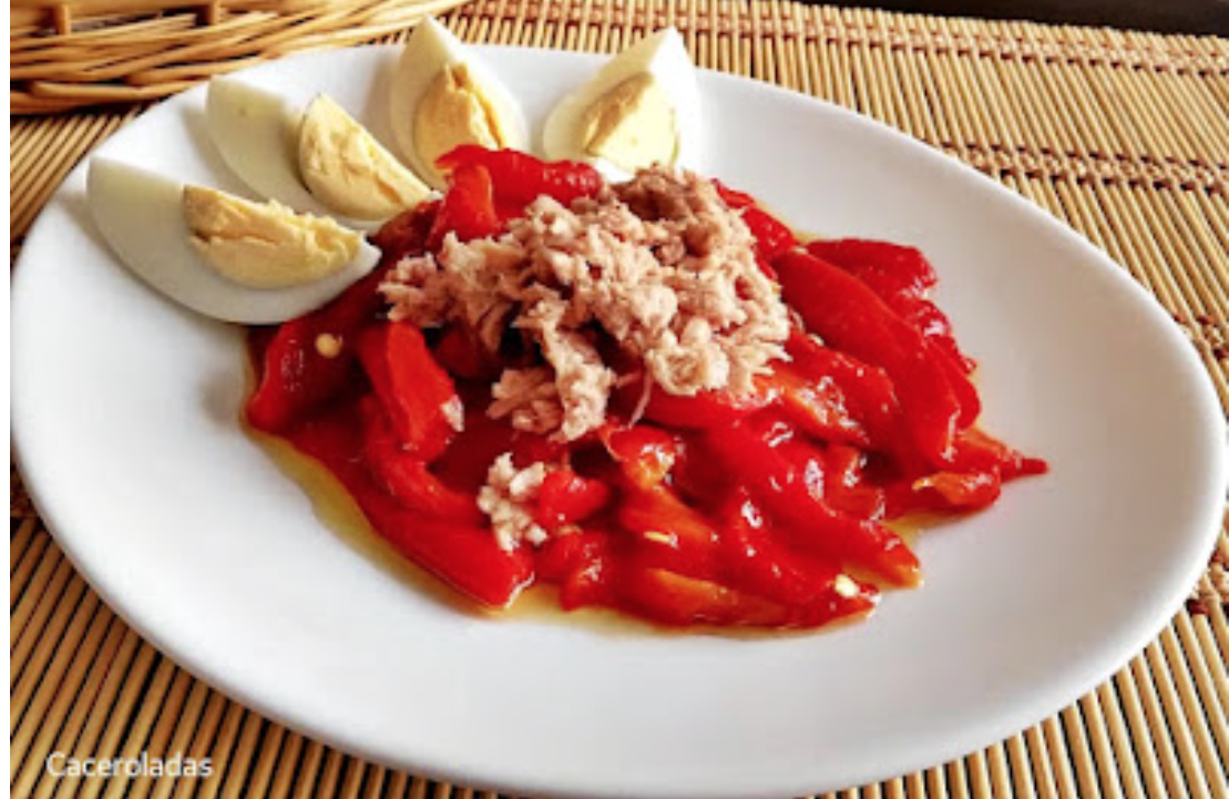 Pimientos asados con huevos y atún.