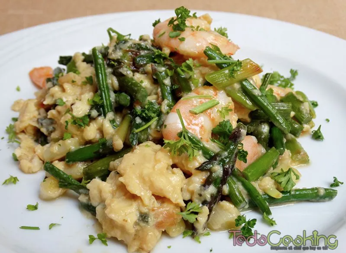 Revuelto de ajetes tiernos con espárragos trigueros y langostinoss