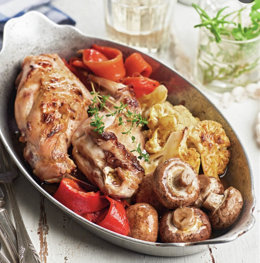 Conejo al horno con champiñones, coliflor y pimiento.