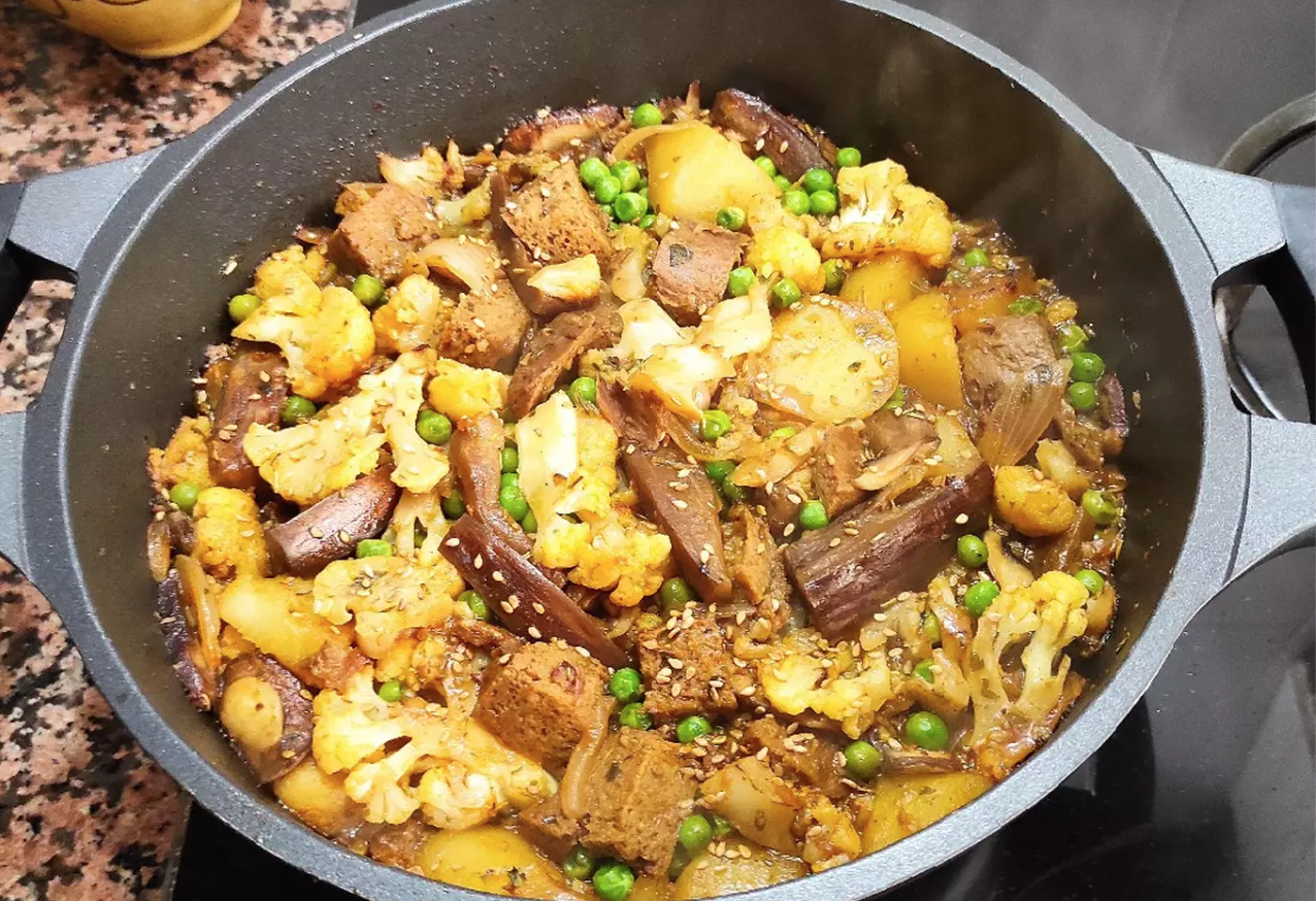 Seitán con verduras, patatas y salsa de soja vegano