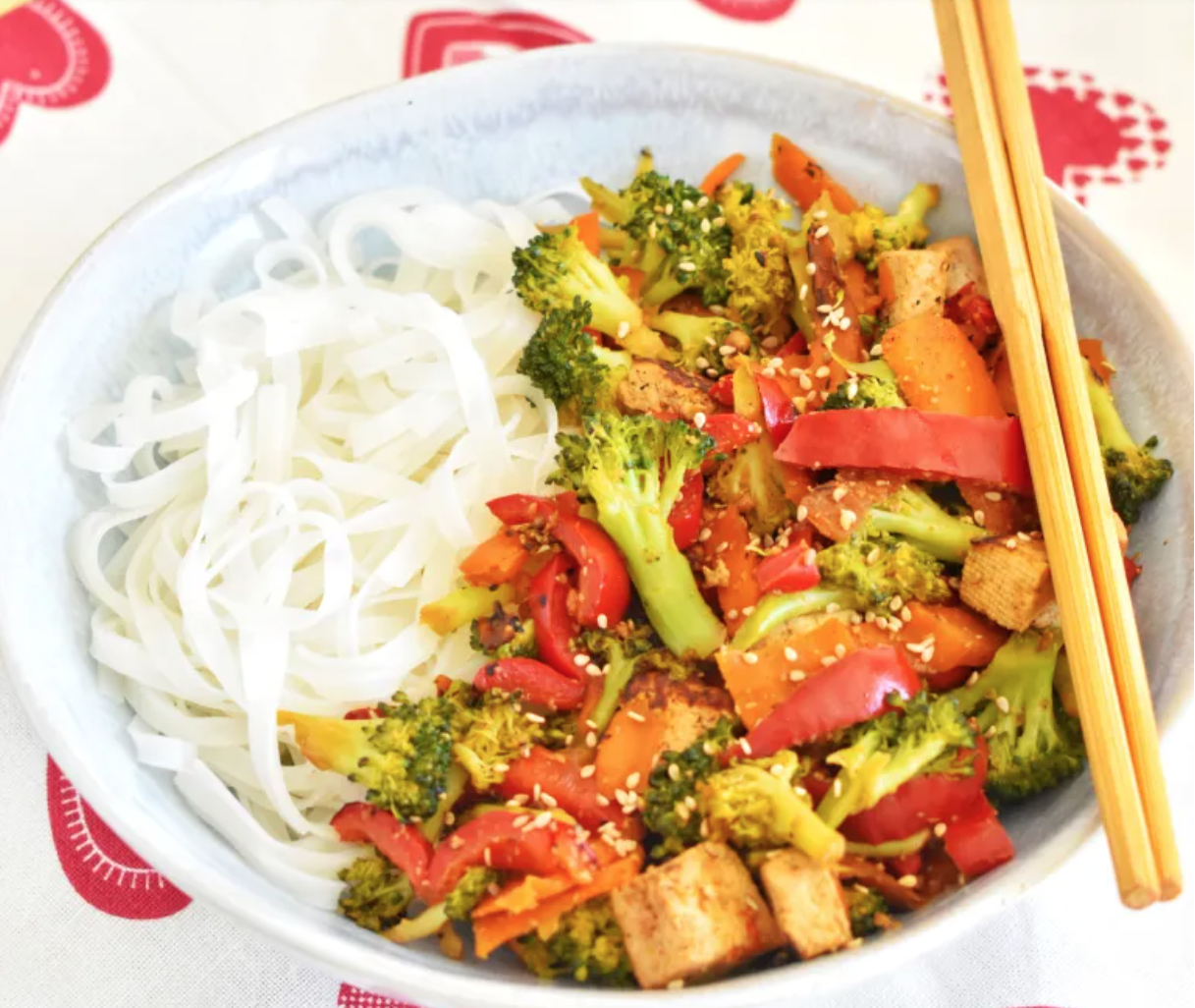 SALTEADO DE VERDURAS Y TOFU CON FIDEOS DE ARROZ