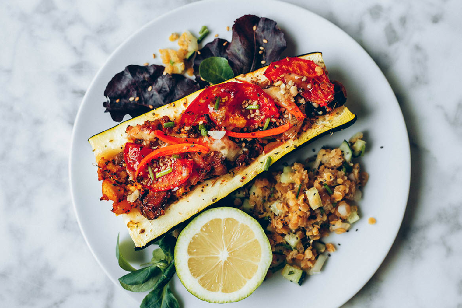 calabacin relleno y ensalada de lentejas