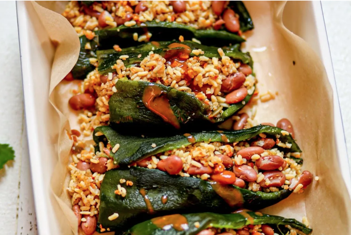 Pimientos rellenos de arroz con habichuelas y soja texturizada