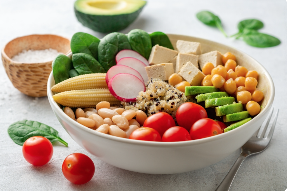 Poke de alubias, garbanzos, tofu, quinoa y tomate