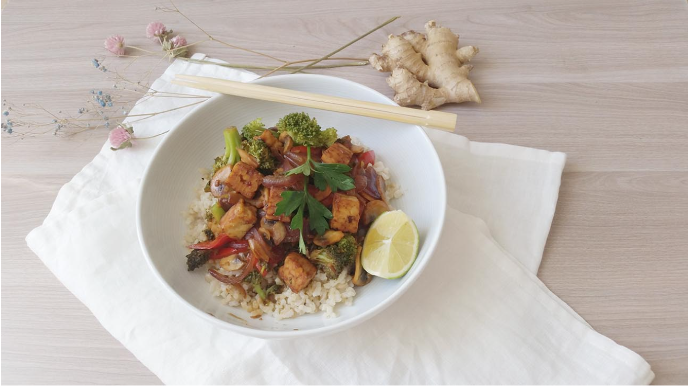 SALTEADO DE VERDURAS CON TEMPEH, LIMA Y JENGIBRE