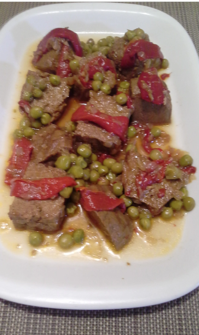 Seitan con pimientos y guisantes