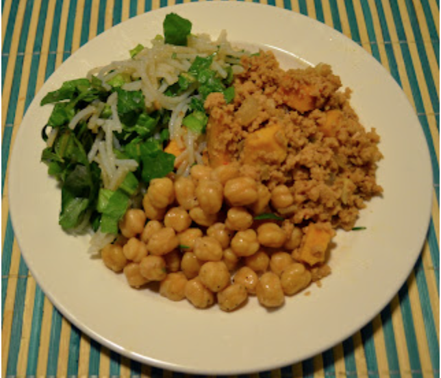 Revuelto de Soja texturizada con Garbanzos y Ensalada de fideos chinos.