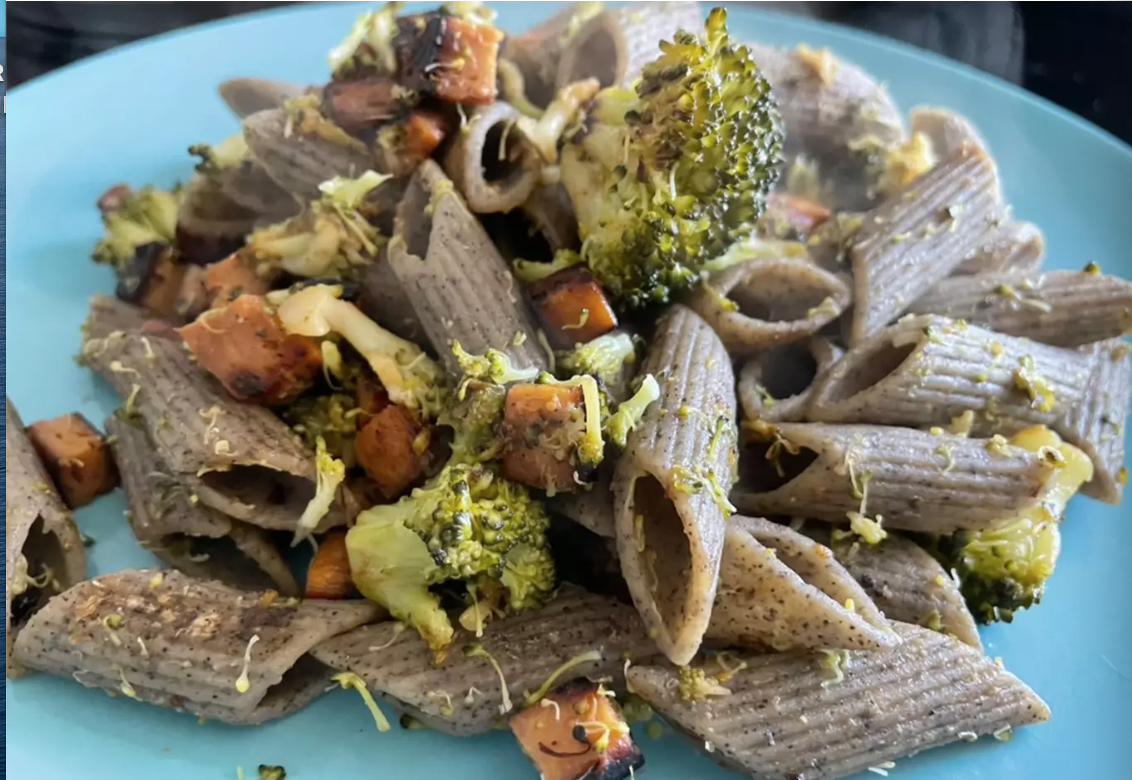 Pasta de legumbres con brócoli y seitán