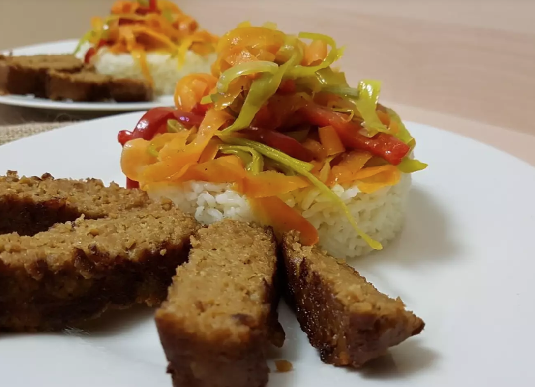 Seitán con verduras en salsa de soja y arroz