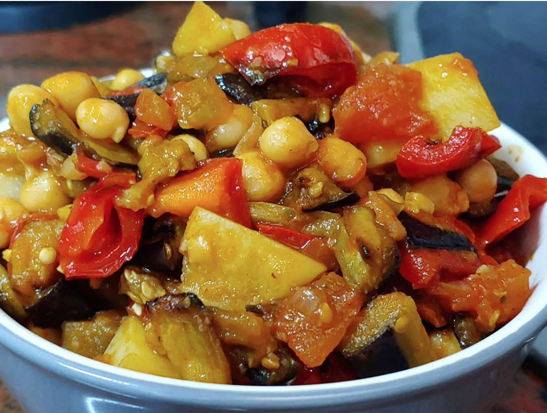 Guiso vegano con berenjenas, garbanzos, patatas y tofu