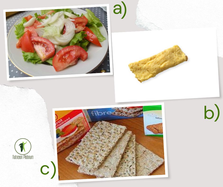 Ensalada de tomate y lechuga con tortilla de huevos y 4 laminas de pan wasa.