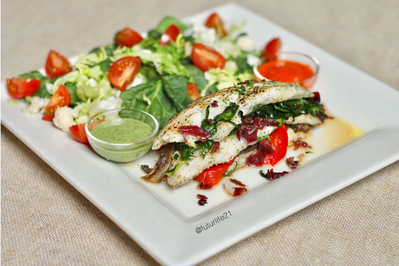 MILHOJAS DE MERDLUZA CON ESPINACAS Y JAMÓN SERRANO