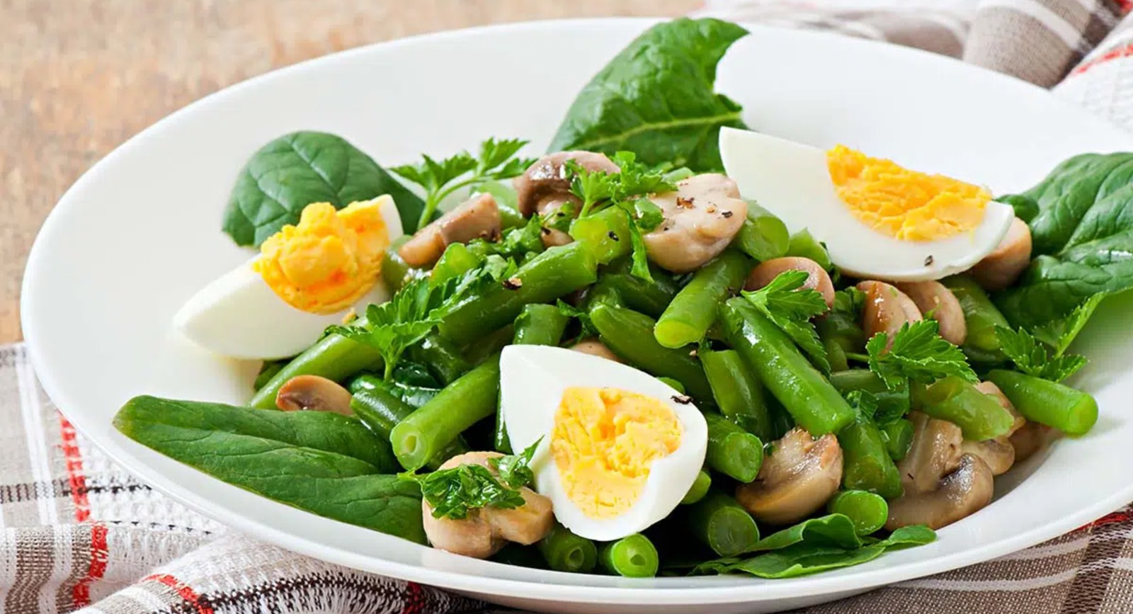 Judías verdes con huevo y champiñones