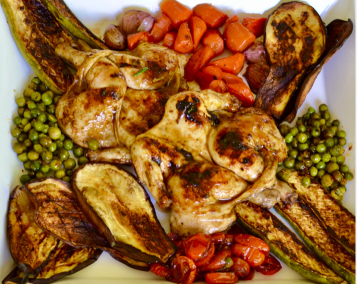 Picantones a la plancha con verduras y guisantes.