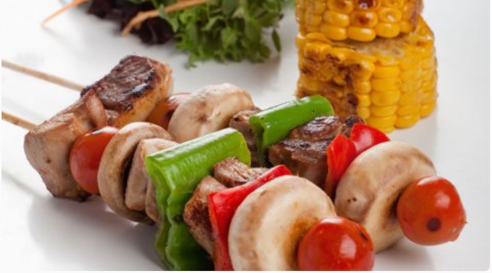 Brochetas de cordero con maiz