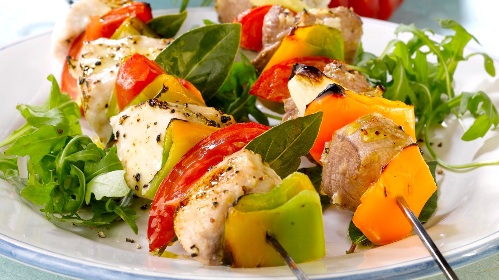 Brocheta de pescado con pimientos y tomates