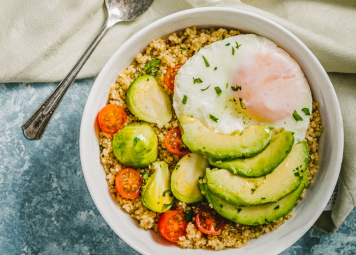 Bowl de quinoa con huevo pochado