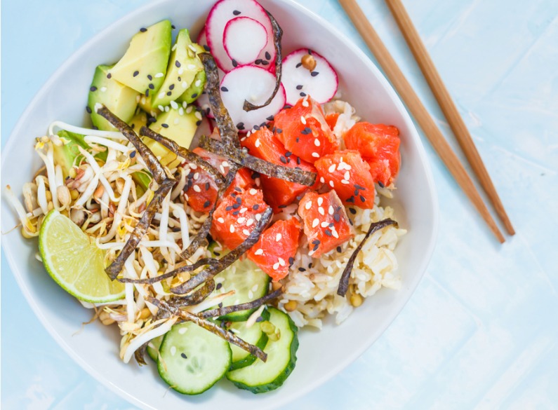 Poke Bowl con brotes y salmon