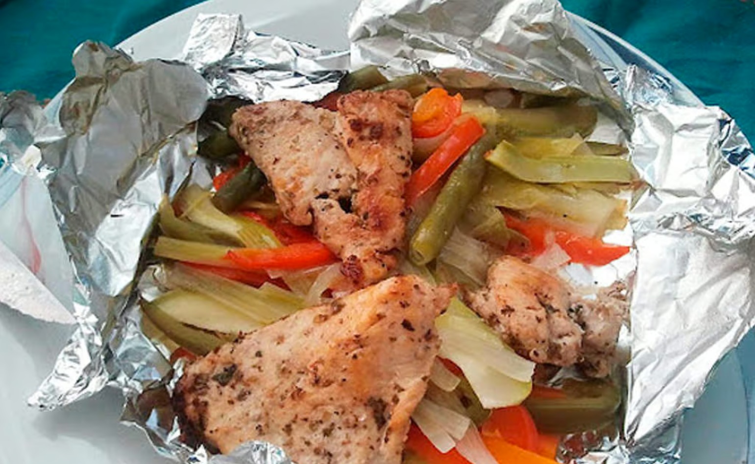 Pollo con verduras en papillote