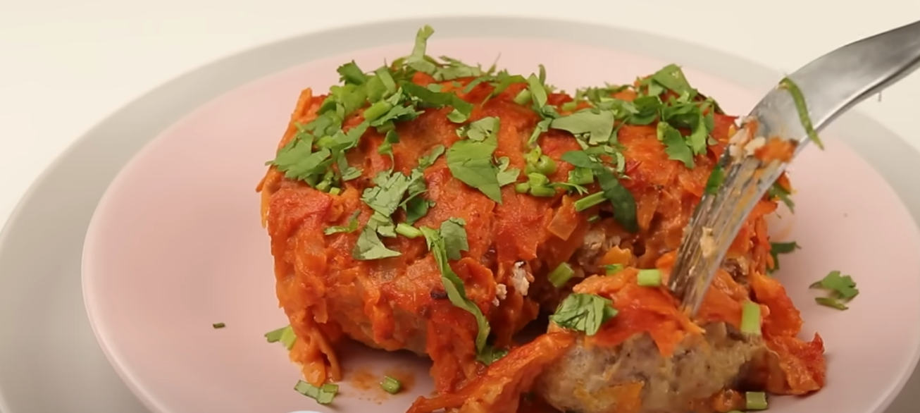 Albóndiga con verduras, tomate y zanahorias