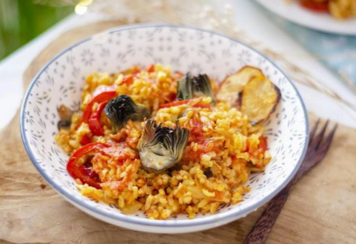 Arroz vegano con alcachofas, berenjena y tofu
