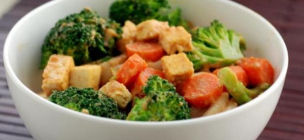 Receta saludable de ensalada de pasta con tofu ahumado