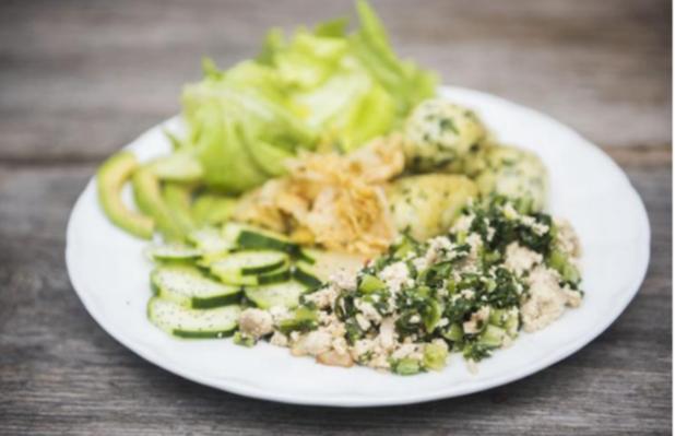 Revuelto de tofu con escarola y hierbas aromáticas