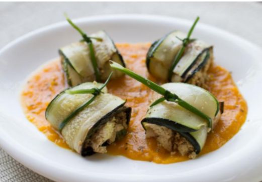 Rollitos de calabacín rellenos de revueltillo de tofu y shitake