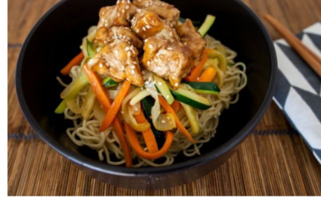 Tallarines con verduras y sticky tofu