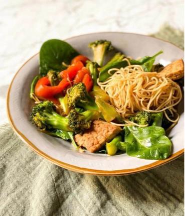 NOODLES TERIYAKI CON TEMPEH